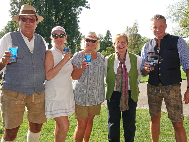 Nearest to the Schubkarre: Gewinner Christian Ludwigs, links, mit Dr. Duschanka Goerlich, Juliane Freund, Clubsekretärin Vera Rebetge und Finanzbeirat Toon Bouten