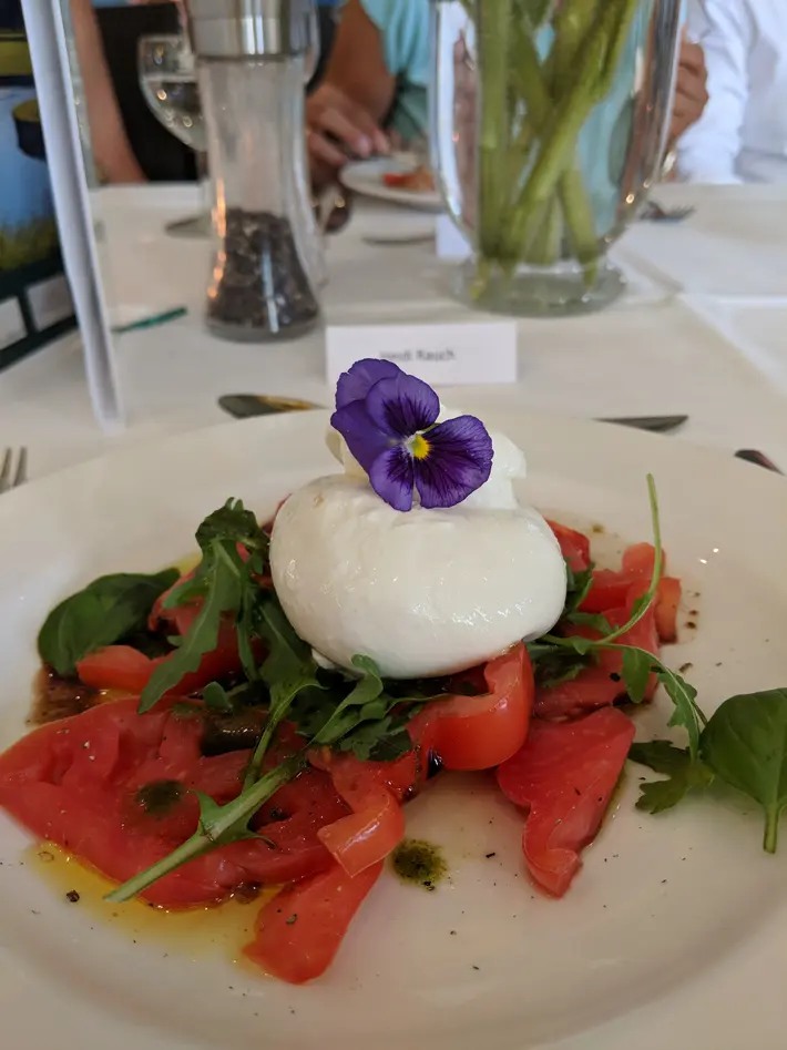Burrata, die Edel-Variante des Mozzarella, war der köstliche Auftakt für ein 4-Sterne-Menü vom Feinsten.