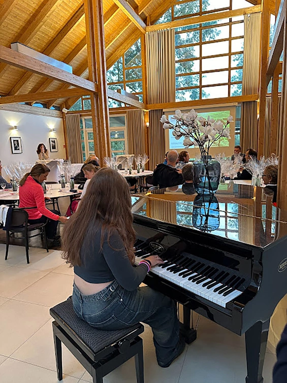 Valerie Ziegert spielte zur Einstimmung des Abends am Flügel im Obergeschoss des Clubhauses.