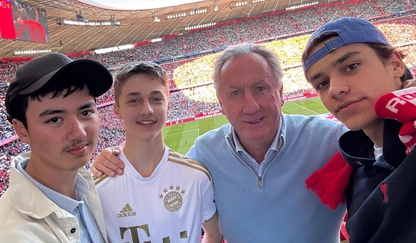 Logo Foto von Ken und seinen Jungs in der Allianz Arena