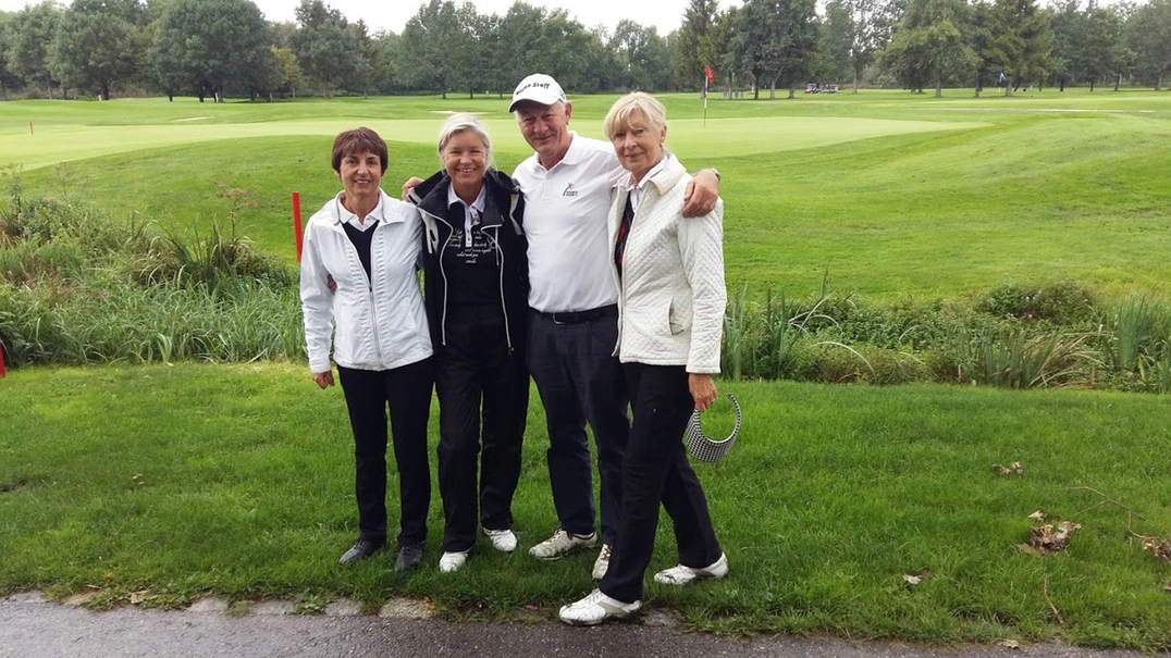 Bei der Halfway schon im schwarzen Regenanzug: v. l. n. r. Gertraud Danzer, Heidi Rauch, Charly Braun, GC Erding-Grünbach, und Evelyn Jessen.