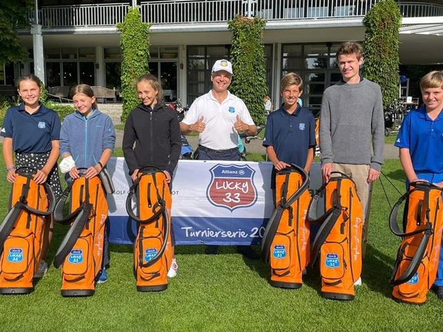 Glücklicher Sponsor mit glücklichen jungen Siegern: v. l. n. r. Emily Janssen (3. Platz), Julia Kierey (3. Platz), Sophie Bleicher (1. Platz), Marcus Ziegert, Constantin Wild (1. Platz), Leopold Gmelin (2. Platz und Wildcard), Christopher Kierey (