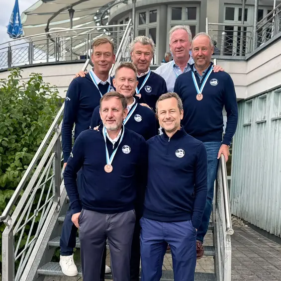 Team AK 50 Herren auf Treppe