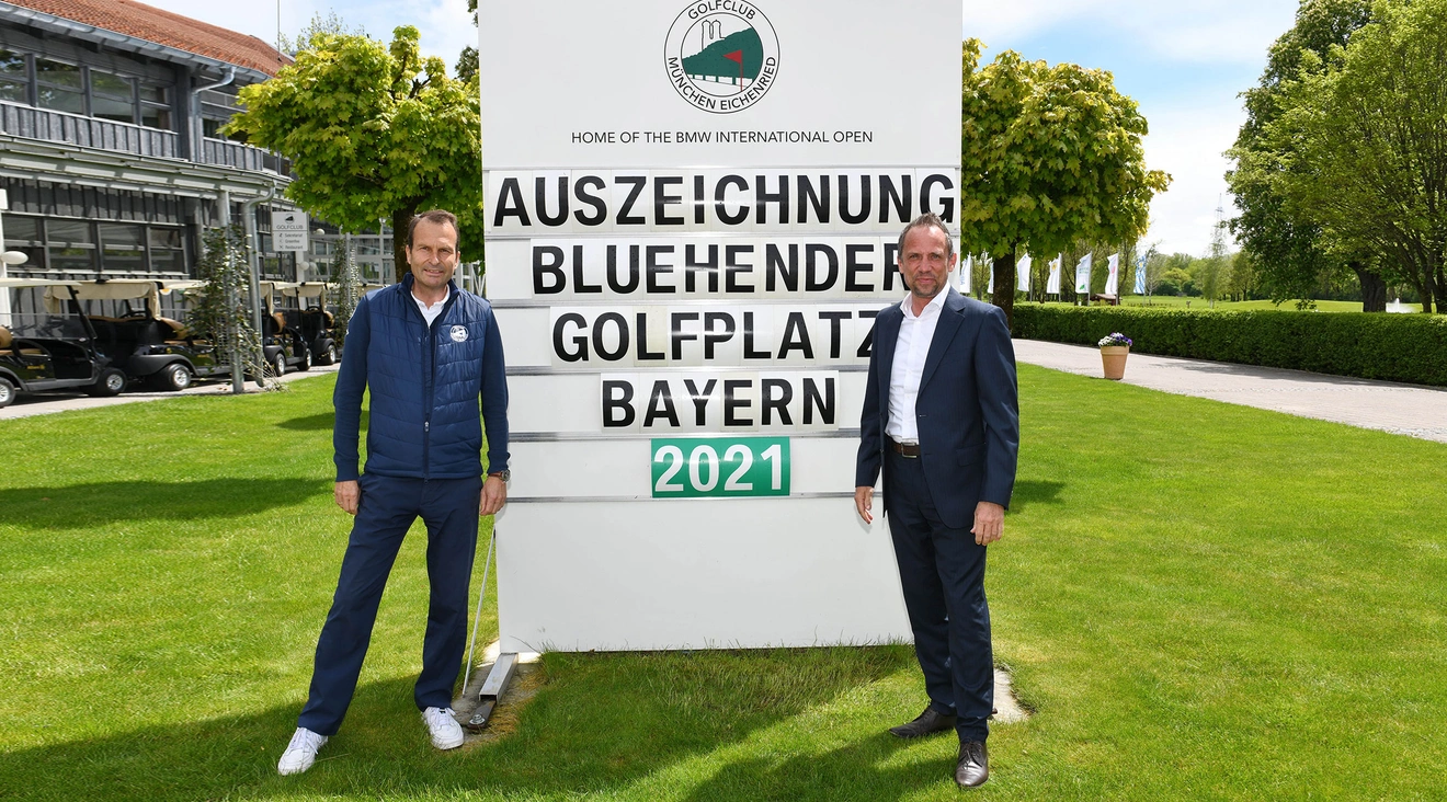 Bayerns Umweltminister Thorsten Glauber, rechts, und Geschäftsführer Wolfgang Michel freuen sich über das Naturschutz-Engagement des Golfclubs München Eichenried.