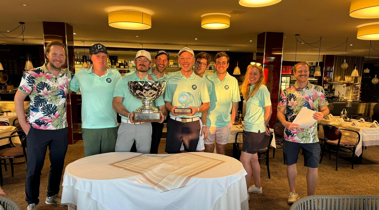 Gesamtsieger des Tee Off-Turniers wurden die Slice Guys, hier flankiert von den Organisatoren Oliver Scholz, links, und Patrick Zeilbeck.