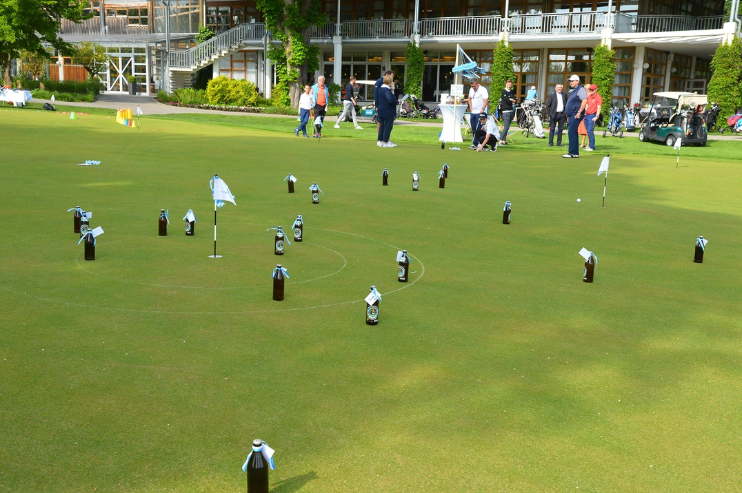 Ein ganz besonderer Bierflaschen-Putt-Parcours