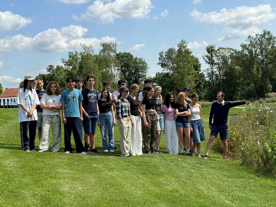 Abseits der Fairways gedeihen Flora und Fauna in Eichenried: Geschäftsführer Wolfgang Michel zeigt den Schülerinnen und Schülern die Lebensräume für Artenvielfalt.