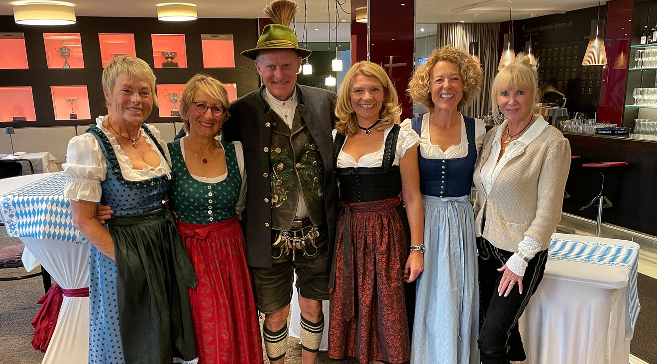 Fesche Dirndln und Tracht inkl. Gamsbart beim Oktoberfest-Turnier der Senioren 50plus