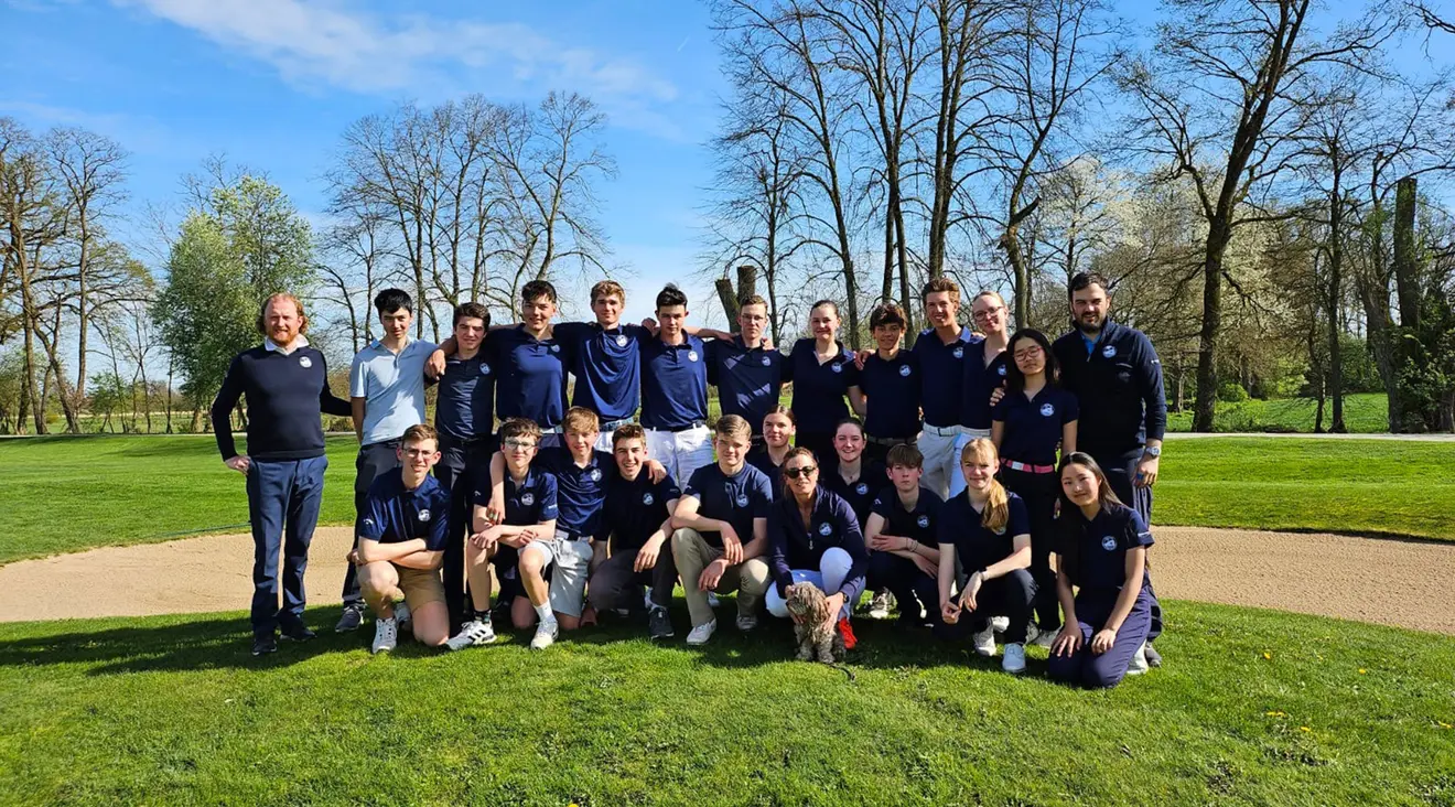 Am Ende lachte die Sonne – und alle Teilnehmerinnen und Teilnehmer am Trainingslager; links Pro Hans-Christian Buchfelner, rechts Pro Pascal Gabsa.
