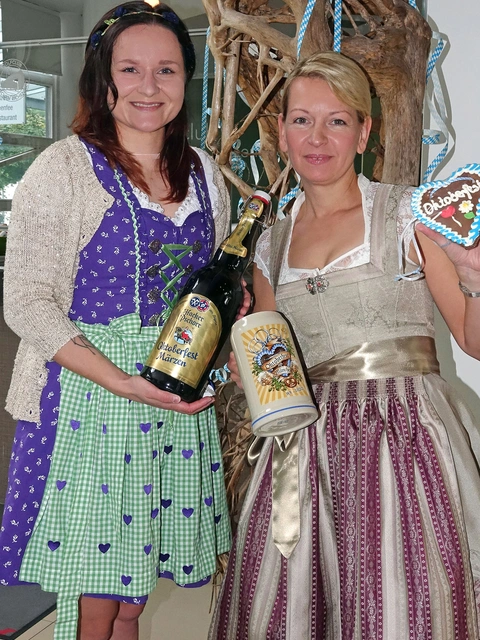Stilechter Empfang im schicken Dirndl: Mariola Palacz, links, und Angela Rinklake