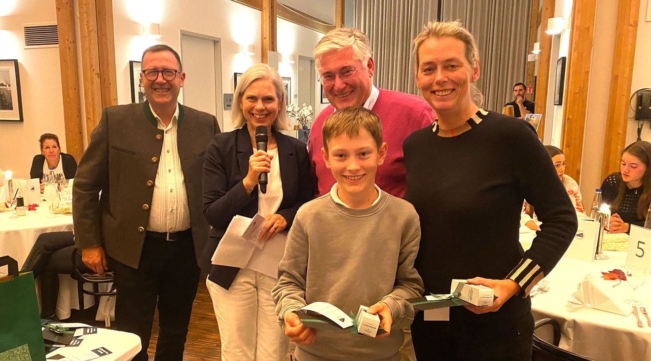 Bester Familienflight wurde Familie Fritz mit Vater Dr. Martin, Mama Dr. Ines und Sohn Constantin – beglückwünscht von Präsident Karl-Friedrich Löschhorn, links, und der Beiratsvorsitzenden Eva Rot