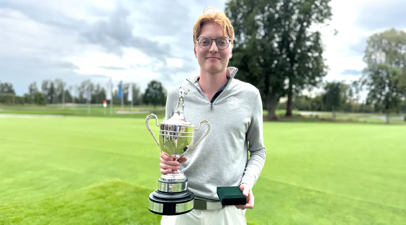 Portrait Valentin Stienen mit Pokal