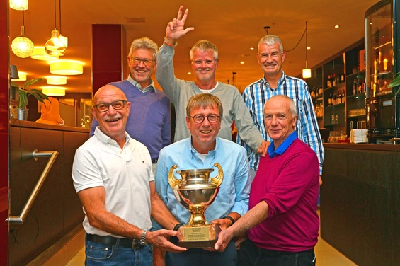 Heiß begehrt: der Eschenrieder Wanderpokal, den das Team des GC Wörthsee mit nach Hause nehmen durfte.