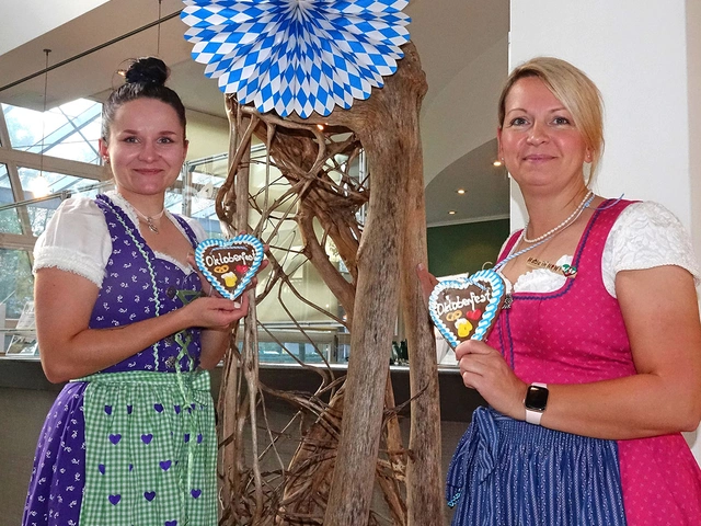 Herzlicher Empfang im Dirndl: Mariola Palacz, links, und Angela Rinklake