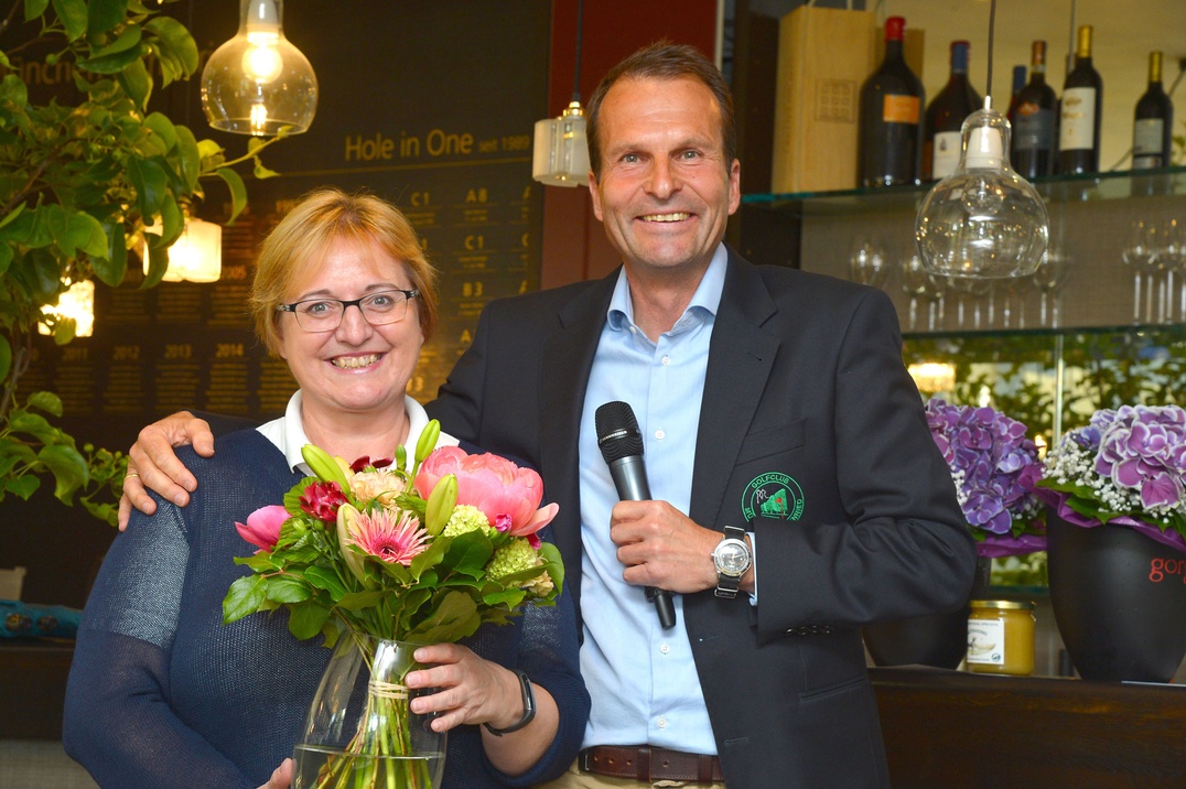 Clubsekretärin Vera Rebetge freute sich über den Blumendank von Geschäftsführer Wolfgang Michel.