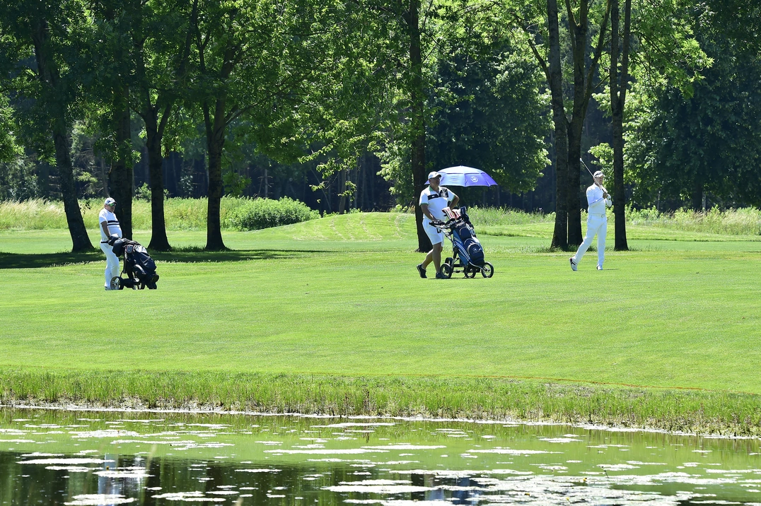 Unser Golfplatz bietet viele "Auslaufmöglichkeiten": Abstand halten sollte auch im 3er oder 4er Flight problemlos möglich sein.