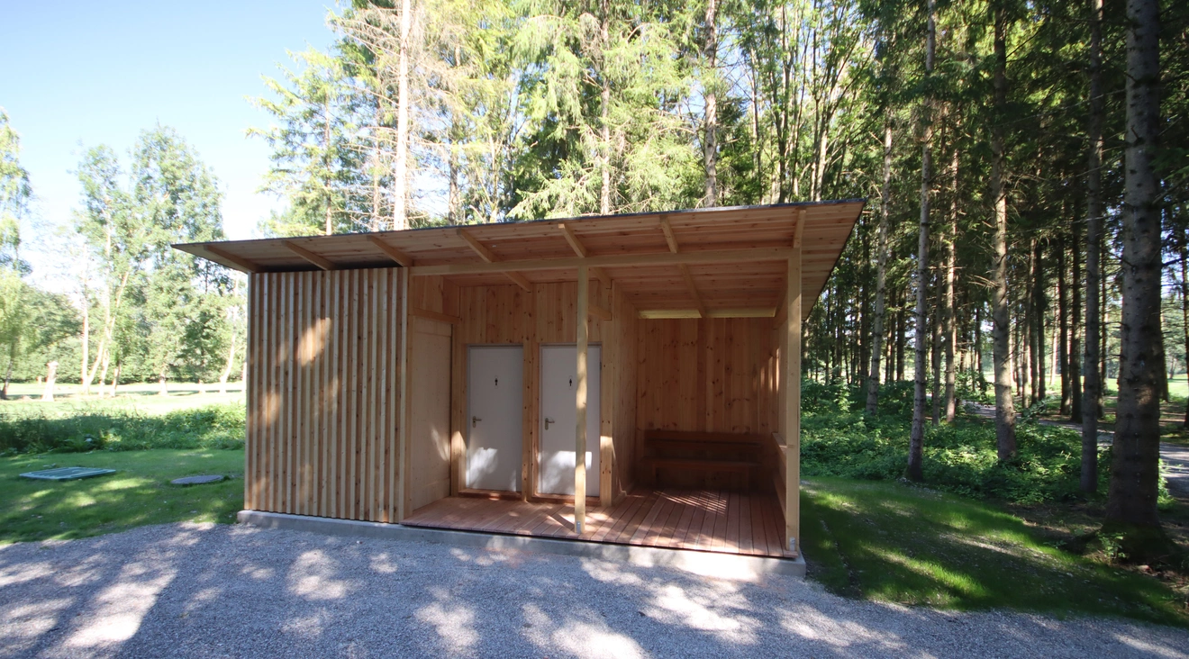 Neue Schutzhütte und Toilette am C-Kurs