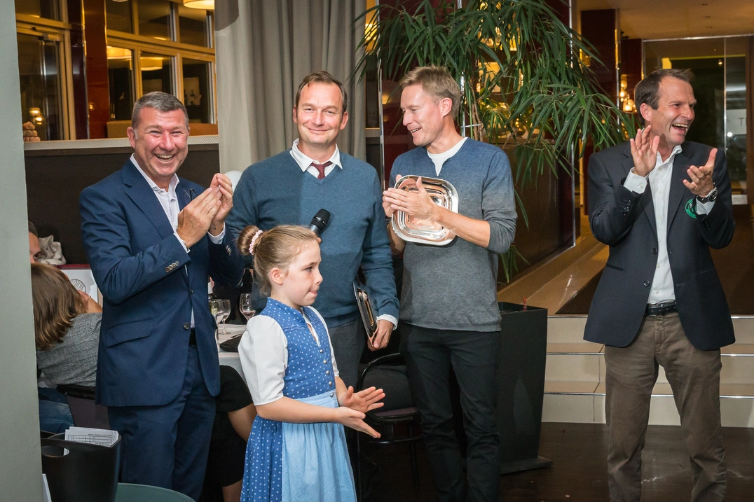Bruttosieger Tomas Nydahl mit seinem Partner Dr. Peter Merkle, links Novethos-Chef Bernd Glönkler, rechts Eichenrieds Geschäftsführer Wolfgang Michel