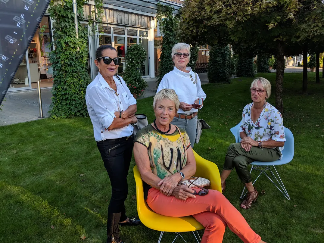 Kleines Päuschen vor dem Abendessen im Garten-Geviert: Délice Fleckenstein, Ingrid Lüllau, Marlies Stojanovic und Sophie Jäger, v. l. n. r.