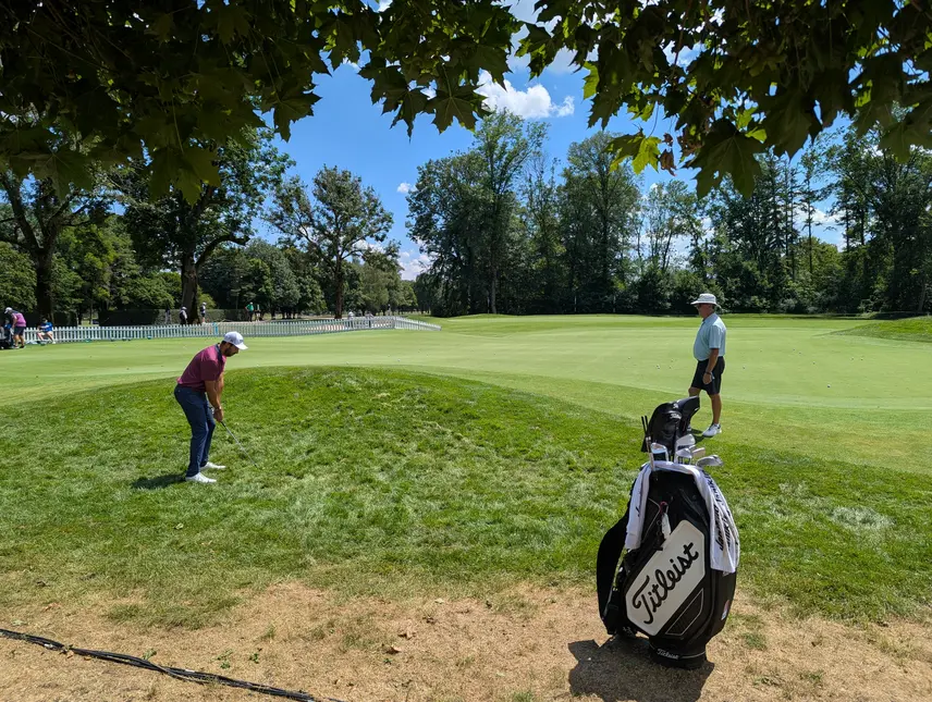 Vor dem Start wurden noch viele Annäherungsschläge auf dem Pitching Grün trainiert: Thomas Rosenmüller mit seinem Coach und Caddy Ken Williams, rechts.