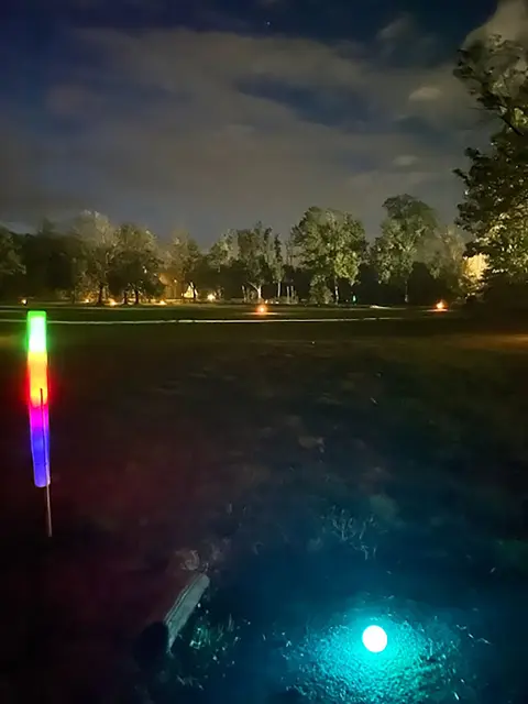 Der Kurzplatz war in psychedelisches Licht getaucht.