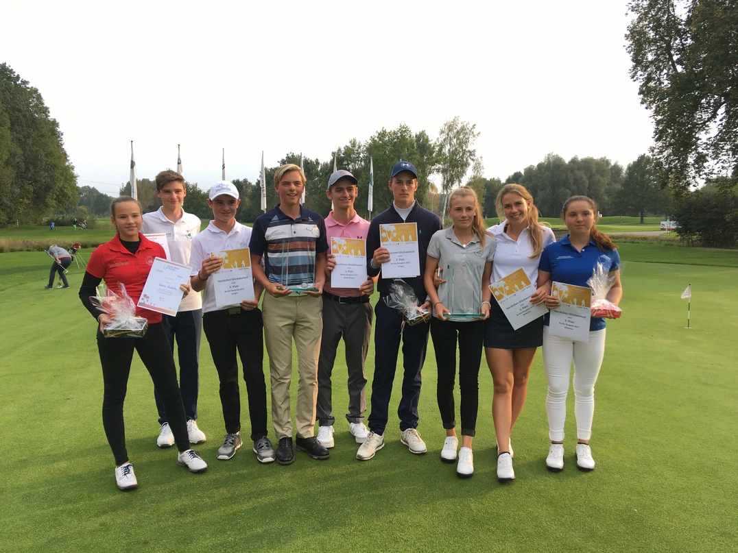 Die Eichenrieder Chiara und Nicolas Horder, dritte und vierte von rechts, waren beim Finale in Eichenried erfolgreich.