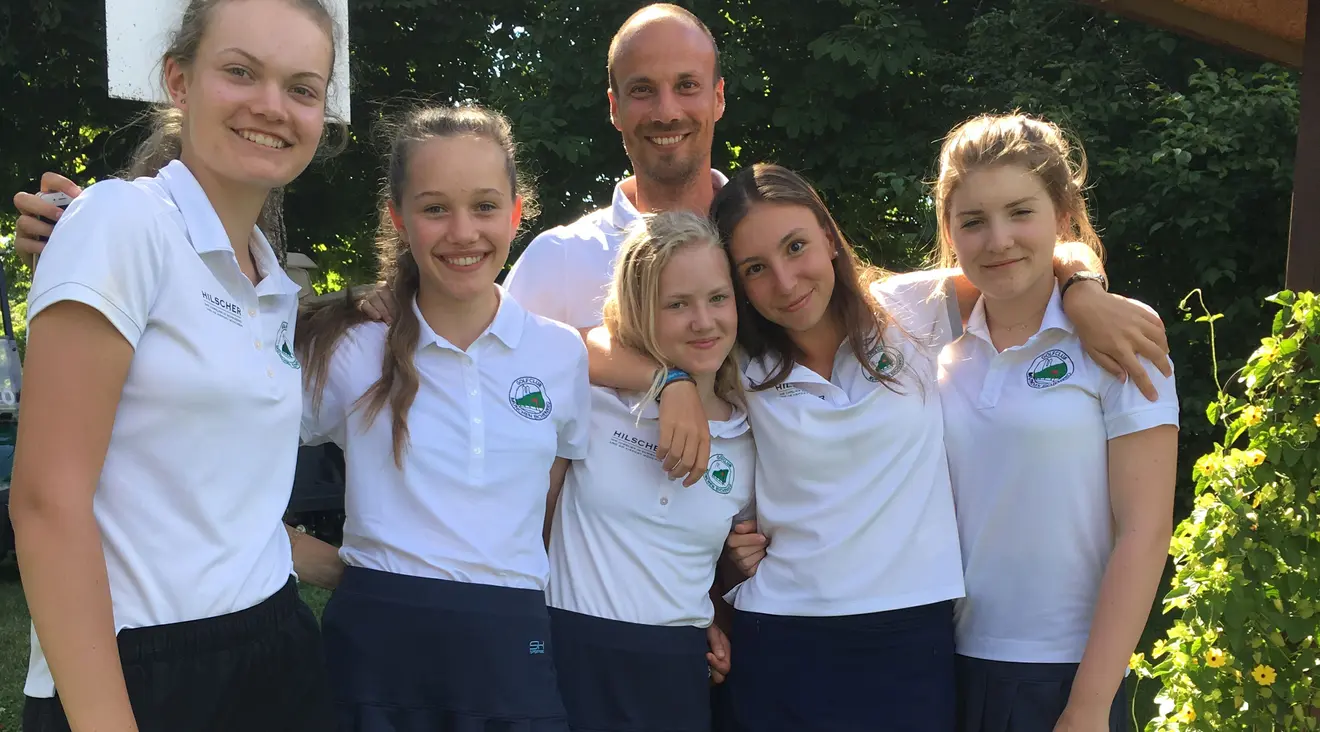 Trainer Sebastian Buhl coachte die Mädels am Einspieltag: v. l . r.: Maxima Kofler, Marie Bleicher, Maya Jinks, Fiona Rassl und Amelie Vaubel.