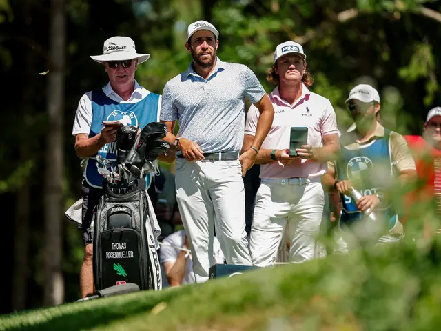 Mit seinem Coach und Caddy Ken Williams klappt die – übrigens englische – Abstimmung hervorragend. Rechts Flight-Partner Freddy Schott.