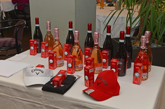 Immer gut als Preise: Weine, Spumante, Bälle und Caps.