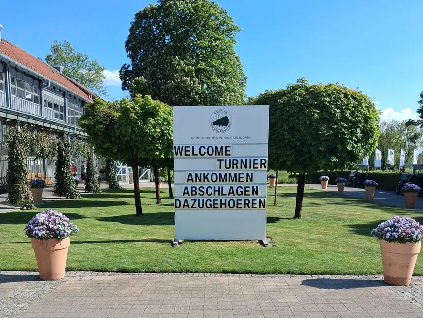 Eingangsschild am GCE mit Brgüßung