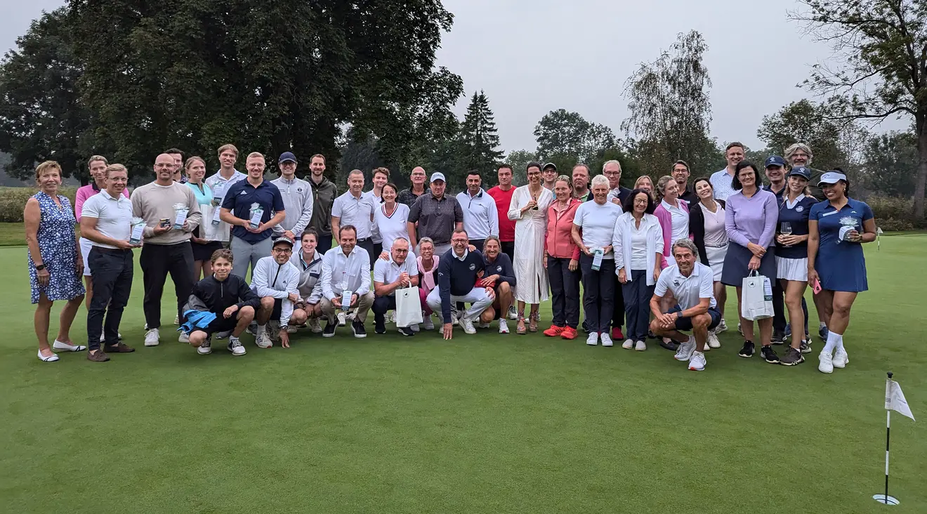 Trotz einsetzender Dunkelheit und Nieselregen versammelten sich alle Teilnehmerinnen und Teilnehmer gut gelaunt fürs Gruppenfoto.