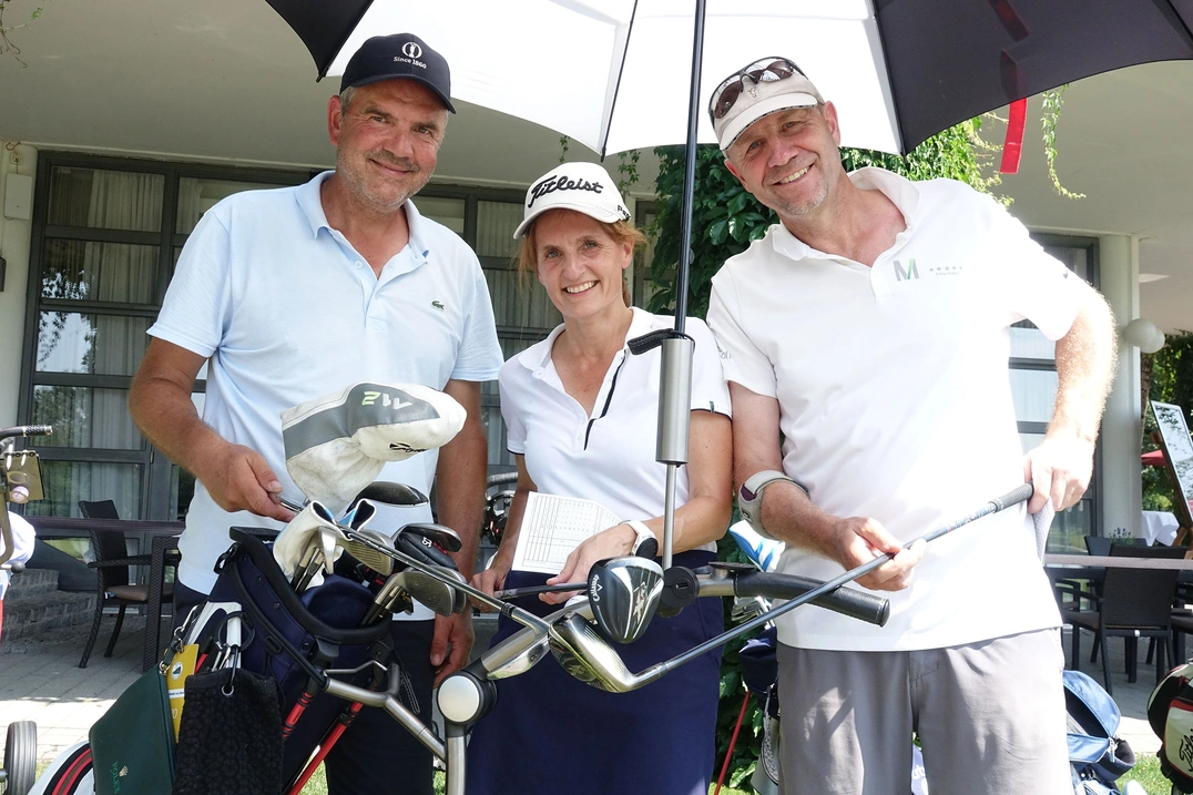 Netto F-Siegerin Maria-Jacinta Roeder von Diersburg mit ihren Flightpartnern Christian Wallner, link, und Edgar Engert