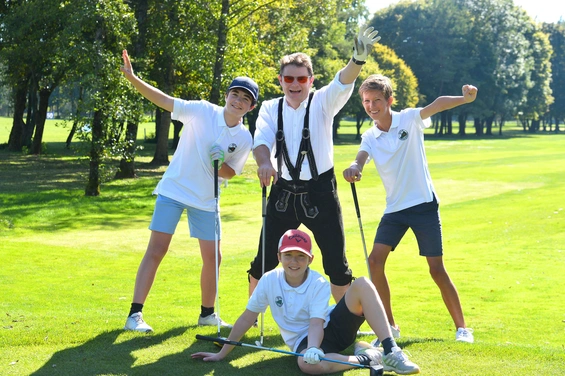 Gut gelaunter Flight: Valentin, Harald und Severin Szika mit Lucky33-Gewinner Constantin Wild, rechts