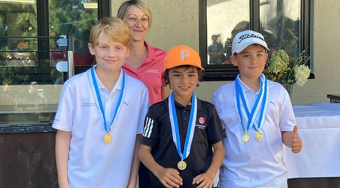 Stolz auf die Sieger-Medaille: v. l. n. r. Vincent Poruba vom GC München, Eichenried, Luis Maier vom Münchener GC und Ben Pommer vom GC Maria Bildhausen.