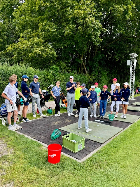 Training auf der Driving Range gehört auch zum Sommercamp.