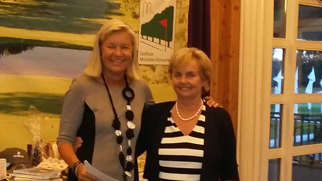 „Best dressed Bridge player“ Resi Forster im eleganten schwarz-weiß gestreiften Kleid bekam von Heidi Rauch einen Gutschein für die Olivenölschule by Olio Piceno.