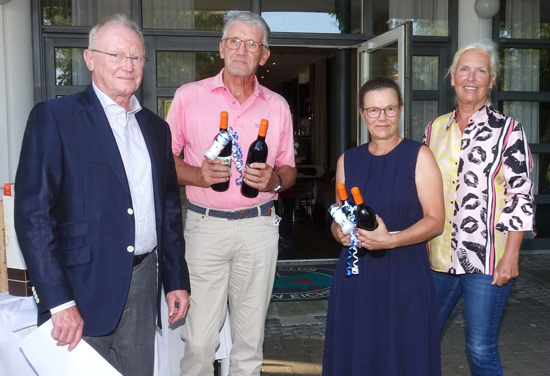 Longest Drive-Sieger Heribert Brunner und Kirsten Jinks, flankiert von den beiden Senioren-Captains.
