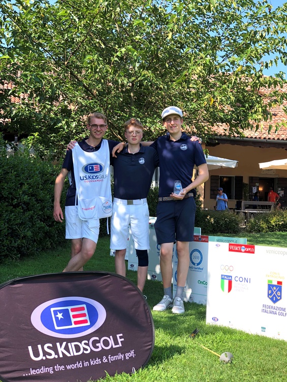 Endlich Schatten: Luis Hoyler, rechts, und Valentin Stienen mit seinem Bruder Moritz als Caddy, rechts, sammelten einen Pokal und Erfahrung in Italien.