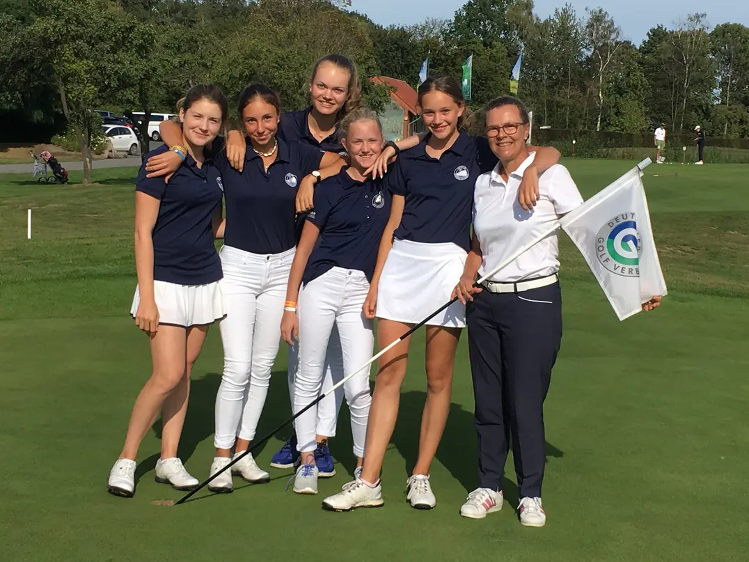 Nach dem ersten Spieltag mit Kapitänin: Amelie Vaubel, Fiona Rassl, Maxima Kofler, Mara Jinks, Marie Bleicher, Kirsten Jinks