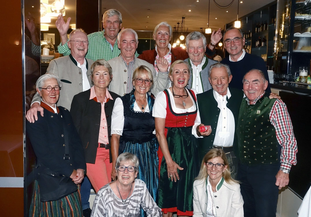 Auf geht`s zur Wiesn! Nein, natürlich strahlen hier die Sieger in schicker Tracht.