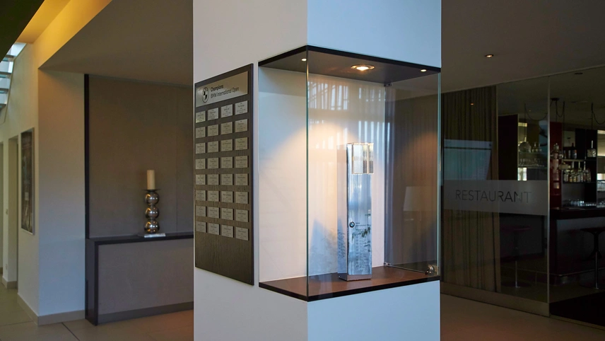 Pokalvitrine im Foyer