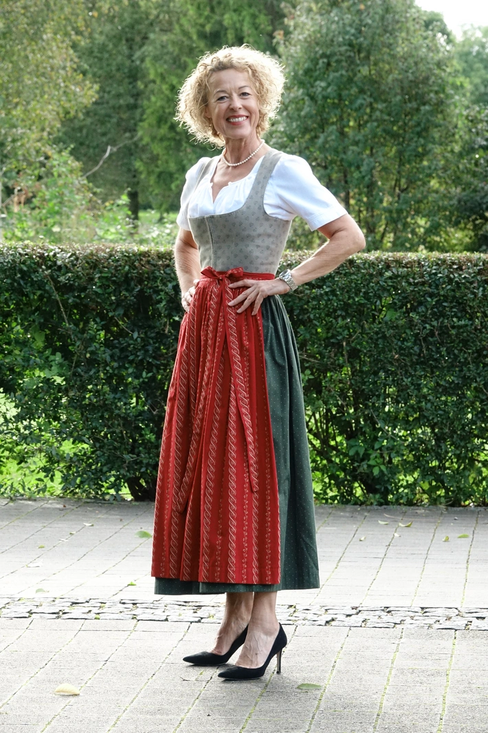 Kornelia Hagenbucher kam wie viele Damen im schönen Dirndl.