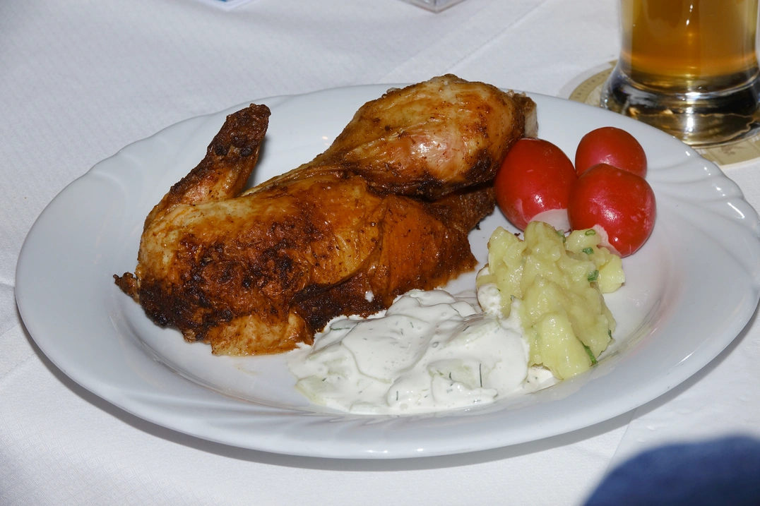 Ein knuspriges Wiesn-Hendl durfte als abendliche Stärkung nicht fehlen.