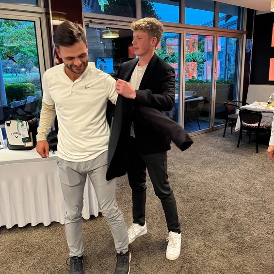 Das Green Jacket übergab Marcus Rothe, rechts, dem Sieger 2024, Moritz Lammel.