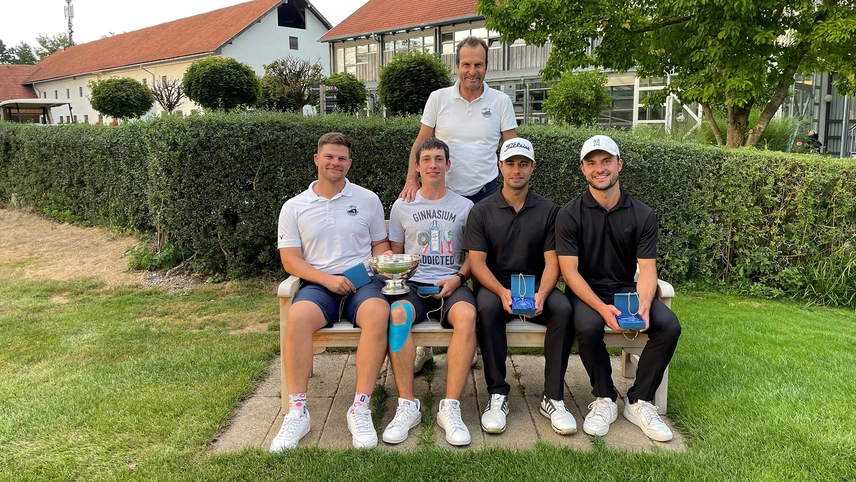 Geschäftsführer Wolfgang Michel, stehend, ist stolz auf die Vierer Clubmeister – Bruttosieger Raphael Lauffer und Felix Straub, Nettosieger Wasili Billy Chorosis und Maximilian Weinhandl.