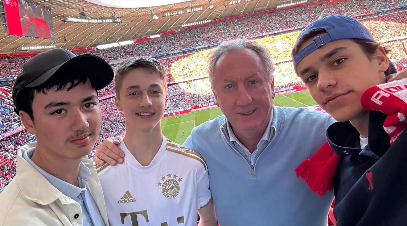 Foto von Ken und seinen Jungs in der Allianz Arena