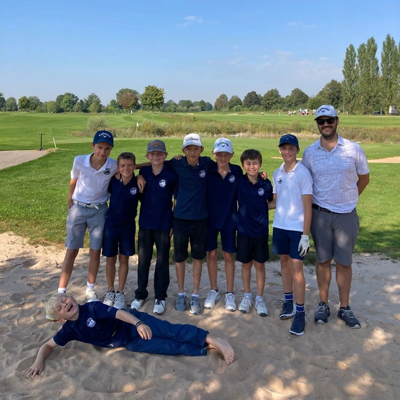 Coach Pascal Gabsa, rechts, kann stolz sein auf die talentierten Eichenrieder Jungen. V. l. n. r. Hubertus Schwarz, Niclas Wolf, Vincent Poruba, Charles Han, Constantin Fritz, Florian Janssen, Nils We