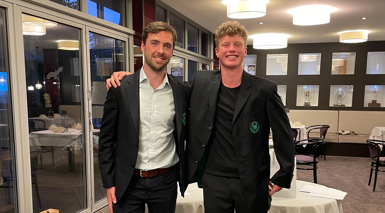 Das Green Jacket übergab Kevin McNamara, links, dem Sieger 2023, Marcus Rothe.