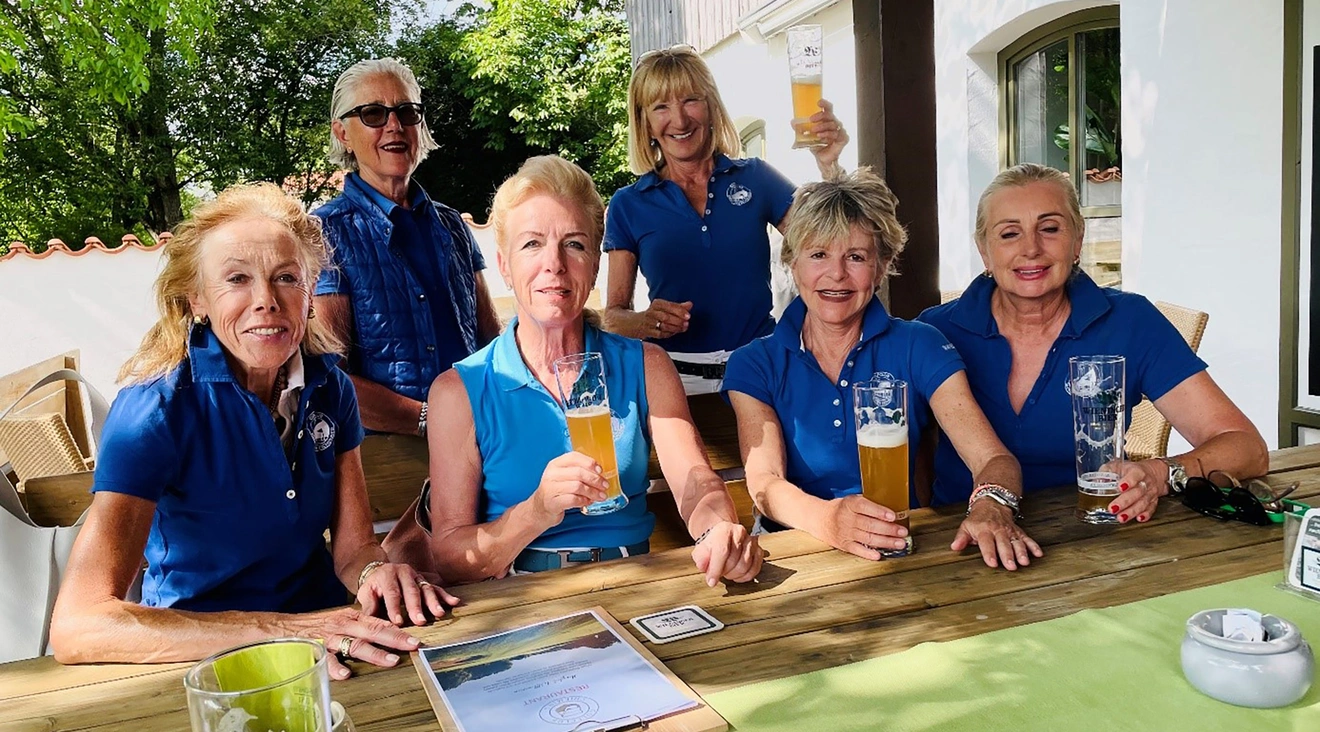 Vom System ausgebremst, doch bester Laune: v. l. n. r. sitzend Daniela Schellinger, Carmen Hausser, Ute Häring und Evi Rath, hinten Linda Diermeier und Captain Renate Rebholz