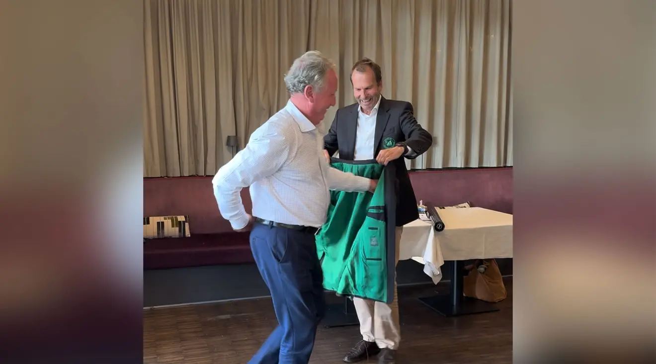 Ken Williams schlüpft ins Green Jacket
